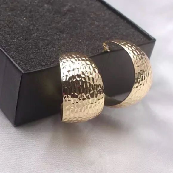 Wide geometric dangle silver colour earring - Picture 5 of 5